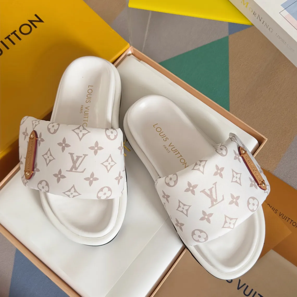 Factory direct sale 180👟👟 Women's Shoes Women's Clothing Women's Shoes Women's Clothing LV Louis Vuitton L Jialu Brand POOL PILLOW COMFORT Velcro Denim Denim Checkerboard Embossed Bread Flat Sandals Original purchase and development Production This Pool Pillow Comfort flat sandal is padded with neoprene to create a comfortable wide upper, and then embossed with the classic Monogram pattern. Velcro for easy adjustment, and a resilient insole and lubricious outsole complete the package. Exquisite packaging at the delivery counter 🛍📦 ▪️Fabric: Original customized technical fabric ▪️Inner lining: Original customized sheepskin foot pads ▪️Sole: Original open-molded rubber foam outsole ▪️Sole thickness: 4CM ▪️Size: Women's 35-40 / Men's 39-45